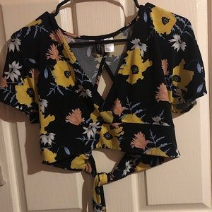 H&M flower crop top, size small can fit as medium.